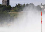 In diesen Tagen stürzt sehr viel Wasser über den Rheinfall bei Neuhausen in die Tiefe (knapp 1000 Kubikmeter pro Sekunde).