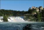 Ein Wasserfall, ein Zug, ein Schloss -    Am Rheinfall bei Neuhausen.