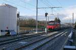 Von Konstanz kommend fährt am 27.01.2019 IR 2126 nach Zürich durch den Bahnhof Lengwil.