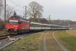 Auf der Fahrt von Konstanz nach Biel befindet sich Re 460 089 mit den Wagen des IR 2136 kurz vor Durchfahrt der Station Siegershausen (12.03.2011).