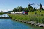 Aus Richtung Frauenfeld kommend zieht 923 018-8 'Frienisberg' einen gemischten Güterzug in Bürglen (TG) am Thurkanal entlang nach Sulgen (31.05.2019)
