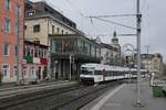 Von Romanshorn kommend erreichen RABe 526 689-5 und 526 683-8 den vorletzten Halt, Rorschach Hafen.