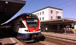 Licht- und Schattenspiel im Bahnhof Wil! Im Mittelpunkt steht der Regioexpress nach Chur, der an diesem Mittag vom RABe 511 034 des ZVV geleistet wurde.

Wil SG, 14.10.2018