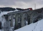 Zwischen Degersheim und Mogelsberg berquert am 18.12.2011 S4 23466 von St. Gallen nach Uznach den Waldbach-Viadukt.