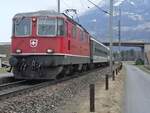 Am 06.03.2012 zieht Re 4/4 II 11124 die Wagen des  RHEINTAL-EXPRESS  von St. Gallen nach Chur an der Station Weite (SG) vorbei