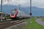 Kurz vor Durchfahrt der Station Sevelen befindet sich RABe 502 230-1 am 24.09.2022 als IR 13 3263 auf der Fahrt von Zürich nach Chur