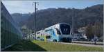 Da lohnte sich der Nachschuss: die kaum mehr zu sehende Stadler Eea 936 133-8 f�hrt mit einem sechsteiligen Westbahn  Kiss 2  auf dem Weg in Richtung St. Margrethen durch den Bahnhof von Rheineck. 

23. M�rz 2021
