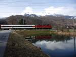 Der „RHEINTAL-EXPRESS“ RE 3824 von Chur nach St. Gallen wurde am 06.03.2012 zwischen Trbbach und Sevelen fotografiert. Leider war es fr eine perfekte Spiegelung des Zugs in dem Teich nicht windstill, wie so oft im Rheintal.
