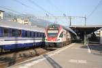 Der RABe 511 020 steht im Bahnhof Sargans als IR von Zürich nach Chur bereit und wartet auf das Asufahrtssignal.