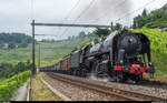 Ex-SNCF 141 R 568 fährt am 24. Juni 2017 mit dem Swiss Classic Train bei Grandvaux das Lavaux hinauf (mit kräftiger Schubunterstützung durch TRAVYS Re 420 503).