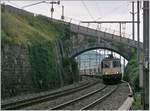 Auf den ersten Blick entdeckt man bei der schön Steinbogenbrücke in Cully keine Veränderung als die SBB Re 4/4 11346-9 (Re 420 346-9) mit ihrem Güterzug in Richtung Lausanne