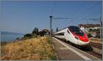 Ein SBB RABe 503 - inoffiziell: Pinocchio - als  Schraubengleicher  Nachbau des ETR 610 ist als EC 40 von Milano Centrale nach Lausanne unterwegs und f�hrt durch den Bahnhof von Rivaz. 

12. August 2026
