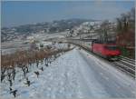 Die Re 460 schiebt einen IR Luzern - Genve durchs verschneite Lavaux.
