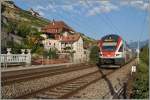 Der SBB RABe 511 120 erreicht die ohne Halt zu durchfahrende Haltestlele St-Saphorin.
31. August 2015