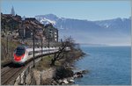 Internationaler Verkehr am Genfersee bei St-Saphorin: ein SBB RABe 503  Pinocchio  ist als EC 32 von Milano nach Genève unterwegs.
26. März 2016