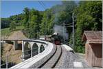 Die SEG G 2x 2/2 105 dampft bei  Vers chez Robert  über den frisch sanierten Baye de Clarens Viadukt.