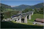 Ein MOB GoldenPass Zug von Zweisimmen nach Montreux mit einen schiebenden Alpina Be 4/4 Serie 9000 fährt bei Gstaad über den 109 Meter langen Grubenbachviadukt. 

2. Juni 2020