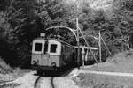 Chemin de fer Aigle-Sépey-Diablerets/ASD.
Erinnerung an die ASD der 70er-Jahre mit dem romantischen Rollmaterial aus der Zeit der Bahneröffnung 1913/14 das damals noch jeden Tag im täglichen Einsatz stand.
Ein ASD-Züglein auf der Fahrt nach Aigle mit interessanten Fahrleitungsmasten im Jahre 1979.
Foto: Walter Ruetsch 