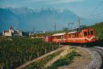 TPC/ASD: 100  Jahre ASD. Ueber das kommende Wochenende feiert die ASD ihren 100. Geburtstag. Zu diesem Anlass wird der restaurierte BCFe 4/4 1 im grau-weissen Anstrich mit Nostalgiezügen im Einsatz stehen. ABDe 4/4 3 in den Weinbergen von Aigle im Juli 1983.
Foto: Walter Ruetsch