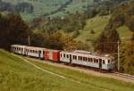 TPC/ASD: 100  Jahre ASD. Ueber das kommende Wochenende feiert die ASD ihren 100. Geburtstag. Zu diesem Anlass wird der restaurierte BCFe 4/4 1 im grau-weissen Anstrich mit Nostalgiezügen im Einsatz stehen. Gemischter Zug mit dem ABFe 4/4 11 oberhalb Les Planches im Oktober 1982.
Foto: Walter Ruetsch   