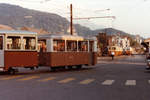 Transports publics du Chablais TPC/AL.
Die kleinen Vorstellwagen der Aigle-Leysin-Bahn.
Noch anfangs der 80iger Jahre konnten mit viel Fotografenglück die Verstärkungswagen B2 22 und B2 23 im Einsatz erlebt werden.
Dreiwagenzug mit einem BDeh 4/4 Pendel bei der Einfahrt in den Endbahnhof Aigle im September 1984. Im Hintergrund erkennbar sind ein BDeh 4/4 Pendel sowie ein BDeh 2/4. Besondere Beachtung gilt auch dem inzwischen zurückgebauten Güterschuppen sowie den damals noch üblichen Strassenbahngeleisen.
Foto: Walter Ruetsch   