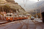 Transports publics du Chablais TPC/AL.
Die kleinen Vorstellwagen der Aigle-Leysin-Bahn.
Noch anfangs der 80iger Jahre konnten mit viel Fotografenglück die Verstärkungswagen B2 22 und B2 23 im Einsatz erlebt werden.
Dreiwagenzug mit einem BDeh 4/4 Pendel in Aigle-Dépôt bereit zur Abfahrt nach Aigle-Gare im September 1984.
Foto: Walter Ruetsch   