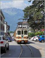 Der Regionalzug R 25 333 von Leysin nach Aigle hat die Altstadt unbeschadet hinter sich gelassen und wird nun in Kürze beim Bahnhof SBB ankommen, welcher in der Ferne bereits zu erkennen ist.