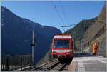 Le Trétien, eine Station die am Hang  klebt  und einen herrlichen Ausblick bietet, sei es ins tiefe Tal oder auf die hohen Berge der Umgebung. Le Trétien ist ein Halt auf Verlangen, aber auch eine Kreuzungsstation. Und da der nach Vallorcine fahrende Zug meistens ein paar Minuten auf sich warten lässt, nutzte ich die kurze Pause für ein paar Fotos. 

Im Bild zeigt sich der TMR Beh 4/8 N° 72 mit der UIC Nummer 72 (UIC 90 85 838 072-4 CH-TMRSA). Der dreiteilige Triebwagen ist als Regionalzug 18977 von Vallorcine nach Martingny unterwegs und warten auf den Gegenzug.

9. April 2026