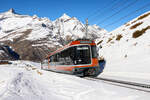 Der Bhe 4/6 3095 der GGB zwischen Riffelalp und Riffelberg. Dieser Zug gehört zu den neusten Züge der Gornergratbahn. 12.2.2023