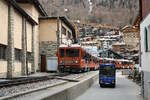 Triebwagen 3052 der Gornergratbahn erreicht die Talstation Zermatt und passiert hier gerade das Betriebswerk der Gornergratbahn.