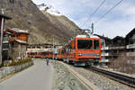 Triebwagen 3051 der Gornergratbahn verlässt Zermatt in Richtung Gornergrat.