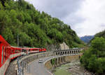 Auf der Matterhorn-Gotthard-Bahn, im unteren Abschnitt zwischen Brig und Grengiols: in der Schlucht vor Betten Talstation lässt sich fast nur aus dem Zug photographieren, hier hinter Triebwagen Deh4/4 II  91. 6.Mai 2024 
