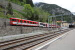 Ein Zug der Matterhorn Gotthard Bahn verlässt hier am 21.5.2025 um 14.59 Uhr den Bahnhof Göschenen und fährt in die Zahnstangen Steigung in Richtung Andermatt.