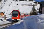 Zwei MGB  Orion  mit dem ABeh 8/12 310 an der Spitze erreichen Andermatt. Der Zug ist als R 45 839 von Disentis (ab 13:14) nach Andermatt (an 14:22) unterwegs. 
Fotostandort: hinter einem Schneewall stehend, habe ich die Kamera auf den Zug gehalten.

21. Januar 2025