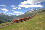 Diese modernen Triebz�ge sind auf der Strecke Alltag geworden. Hier am 05.07.2026  zwischen N�tschen und Andermatt. Hinter dem Zug liegt das Urserental, zuhinderst der Furkapass.