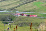 Regio R45 von Andermatt nach Disentis in der bergigen Landschaft zwischen N�tschen und Oberalppass. Das Foto wurde vom Wanderweg aus aufgenommen. N�tschen - Oberalppass, 7.8.2026