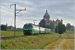 Die BAM MBC Ge 4/4 21 mit dem fast legendären Regionalzug 107 von Bière nach Morges vor der Kulise des Château de Vufflens.
