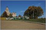 Ein BAM Regionalzug bestehend aus zwei SURF Be 4/4 mit Mittelwagen fährt durch die herbstliche Landschaft bei Vufflens le Château am markanten Schloss von Vufflens vorbei in Richtung Morges.