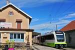 Eingezwängt zwischen dem Bahnhofsgebäude und der Remise in Les Ponts-de-Martel wartet der ABe 4/8 10 der TPN am 07.10.2025 auf Fahrgäste in Richtung La Chaux-de-Fonds