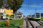Am 07.10.2025 verlässt der ABe 4/8 9 den Bahnhof La Sagne in Richtung Les Ponts-de-Martel, während der ABe 4/8 10 in der Gegenrichtung nach La Chaux-de-Fonds ausfährt