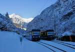 Berner Oberland Bahn, Burglauenen: Während das Wetterhorn noch im letzten Sonnenschein erstrahlt kreuzen sich im frostigen Burglauenen ein Zug Richtung Interlaken (mit dreiteiligem Steuerwagen