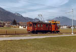 ASm/SNB/OJB: Fahrleitungskontrolle auf der SNB mit OJB Xe 2/2 94 und X 191. Verewigt wurde der sehr seltene Zug bei Niederbipp im Jahre 1984.
Foto: Walter Ruetsch