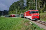 Samstag den 20. August 2022 um 18:23 Uhr. Ich bin mit einem Eisenbahnfreund unterwegs um den  zb Historic“ Zug am Brünig abzulichten. Als Lok war die HGe 4/4 I (ex HGe 4/4) auch  Muni“ genannt vorgesehen. Aber leider war dann eine HGe 4/4 II (heute HGe 4/4) am Zug. Lange Vorbereitung hat sich in Luft aufgelöst. Den Schock haben wir dann mit Kaffee und Streuselkuchen heruntergespült. Trotzdem haben wir in der Umgebung der Dienststation Käppeli ( Chäppäli“ oder auch  Sagers Chäppäli“ genannt) vorgängig einige Aufnahmen gemacht. Hier kommt nun unser  Paradezug/Jubiläumszug“ zum Thema 175 Jahre Schweizer Bahnen.

Komposition (Spitze Schluss):
Lokomotive HGe 4/4  101 966-0
1. Wagen   B 865-6  (Baujahr 1954)
2. Wagen   A 111-8  (Baujahr 1947 mit 3 Dachlüfter)
3. Wagen   WR 426-4 (Baujahr 1945)
4. Wagen   AB 473-7 (Baujahr 1945/46)
5. Wagen   A 181-1  (Baujahr 1949 mit 5 Dachlüfter)

Fahrplan:
Luzern ab	   17:20 Uhr,
Interlaken Ost an  19:40 Uhr.

Koordinaten GMS (Grad, Minuten, Sekunden): N 46° 46’ 5.8’’ O 8° 9’ 9.0’’
