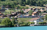 Regionalzug von Meiringen nach Interlaken Ost unterwegs in Niederried, gesehen vom Schiff aus.
