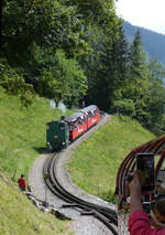 Wir warten in der Kreuzungsstation Geldried (1021 m�M) auf den talw�rts fahrenden Zug mit der Lok Nr.