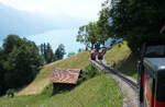 Ungewohnter Anblick bei der Anfahrt unseres Zuges auf die Kreuzungsstation Geldried (1021 m�M) an wundersch�ner Lage: beide Gleise besetzt! Im Hintergrund ist der Brienzersee zu sehen.  Brienz - Rothorn, 20.7.2026