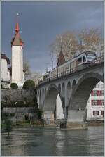 Zwei AVA BDWM ABe 4/8  Diamant  sind als S17 auf der Reussbrücke in Bremgarten auf dem Weg nach Dietikon.