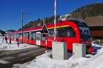 Anscheinend ist die Sicherungstechnik für den Bahnübergang an der Alpsteinblickstraße bei Jakobsbad nur auf durchfahrende Züge ausgerichtet. Kurz nach Ankunft des Zuges an der provisorischen Haltestelle  Skilift Alpsteinblick  öffneten sich die Schranken. An dieser direkt neben dem Bahnübergang liegenden Haltestelle halten nur während der Betriebsdauer des nahegelegenen Skilifts die Züge auf Verlangen. Fotografiert wurde am 16.02.2019 ABe 4/12 1001 als S23 1108, Gossau - Wasserauen.