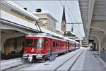 RE1046 mit Vorortszug Be 4/4 512 + 2B + ABt 1715 nach Klosters steht abfahrbereit in Davos Platz. (19.01.2018)