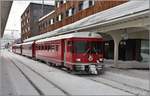 RE1046 mit Vorortszug Be 4/4 512 + 2B + ABt 1715 nach Klosters steht abfahrbereit in Davos Platz. (19.01.2018)